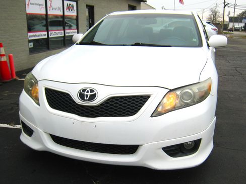 Used 2011 Toyota Camry SE w/ SE/XLE Extra-Value Pkg image 2