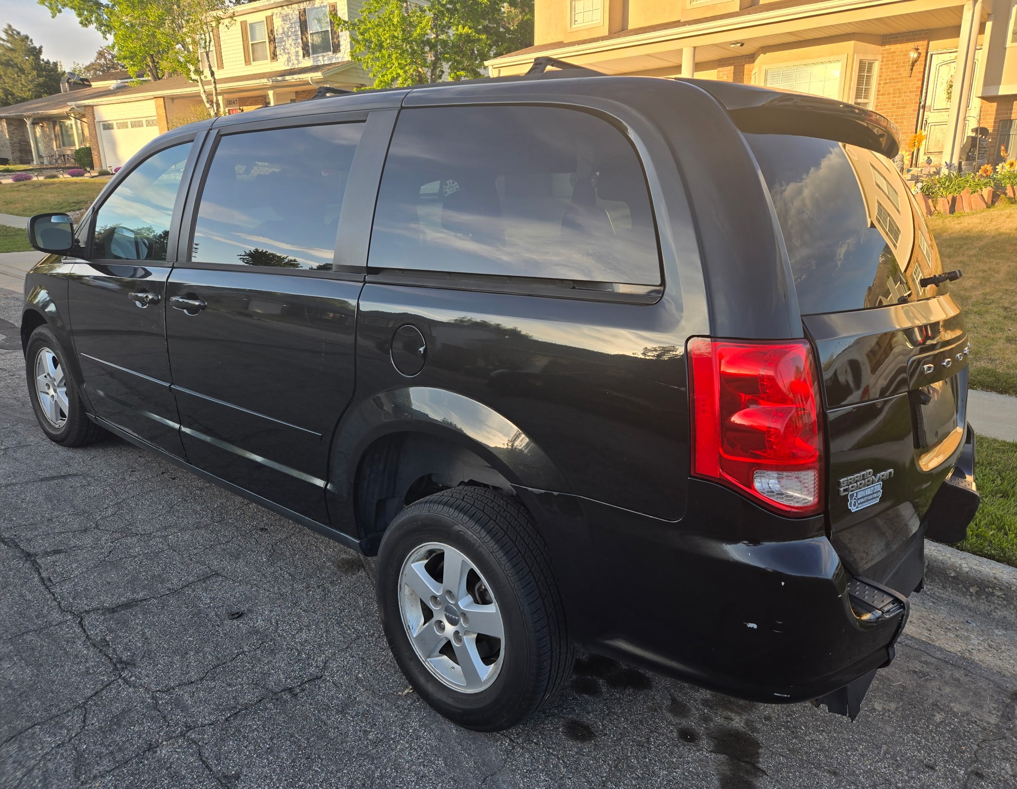 Used 2012 Dodge Grand Caravan SXT FWD image 2