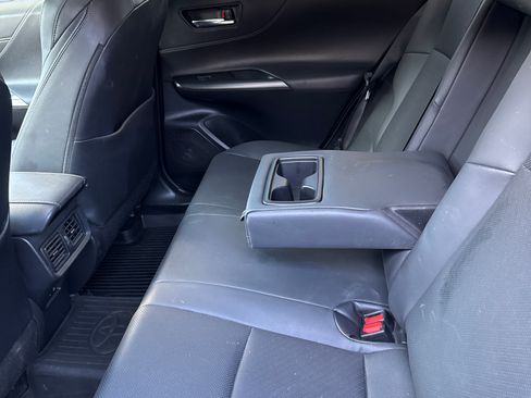 Used 2022 Toyota Venza XLE image 11