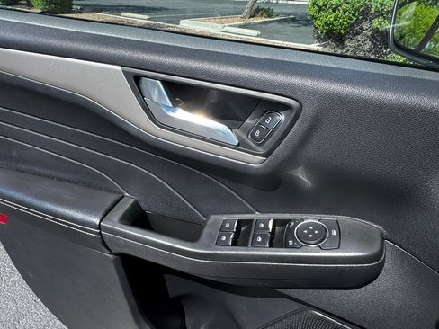 Used 2021 Ford Escape SE w/ SE Sport Appearance Package image 11