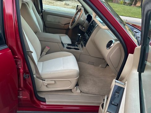 Used 2010 Ford Explorer XLT image 9