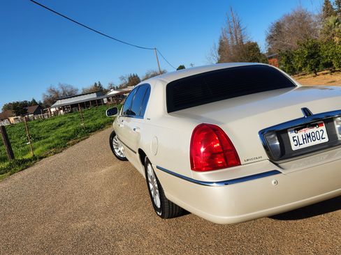 Used 2004 Lincoln Town Car Ultimate L image 10