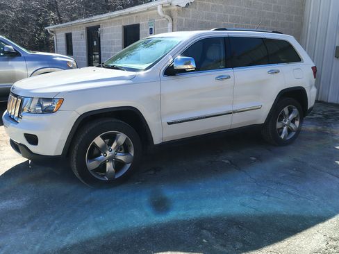 Used 2013 Jeep Grand Cherokee Overland image 2