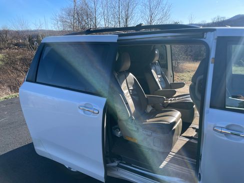 Used 2011 Toyota Sienna Limited image 9