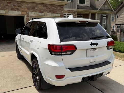 Used 2020 Jeep Grand Cherokee Altitude image 9