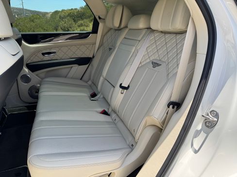Used 2021 Bentley Bentayga AWD/4WD image 22