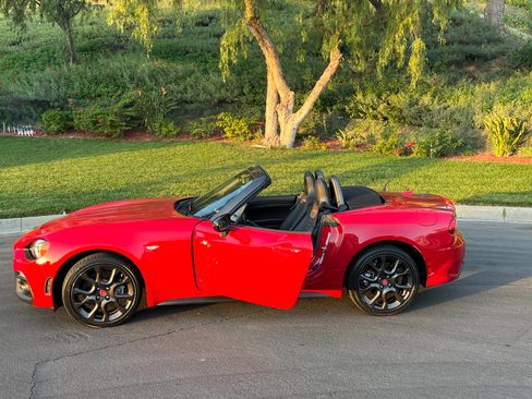 Used 2019 FIAT 124 Spider Abarth w/ Convenience Group image 2