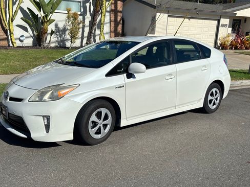 Used 2015 Toyota Prius Two FWD image 1