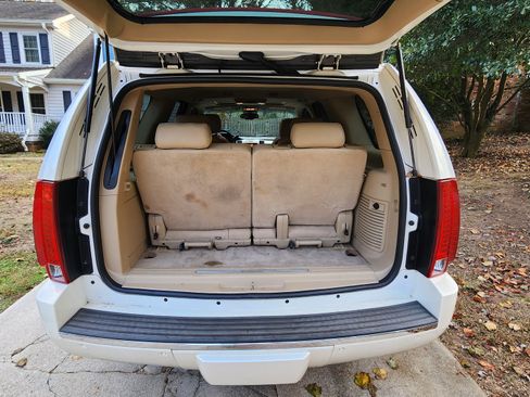 Used 2010 Cadillac Escalade Luxury image 14