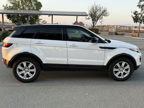 Used 2018 Land Rover Range Rover Evoque SE Premium AWD/4WD image 2