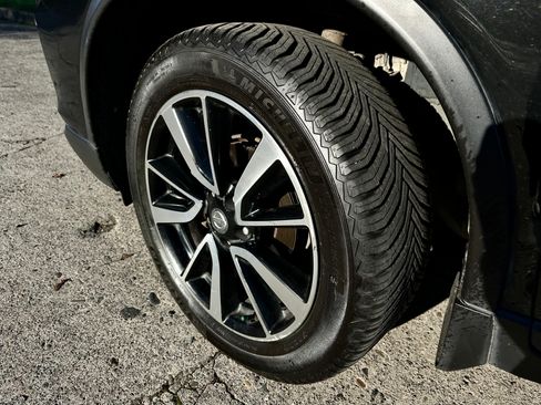 Used 2019 Nissan Rogue SL w/ Premium Package image 10