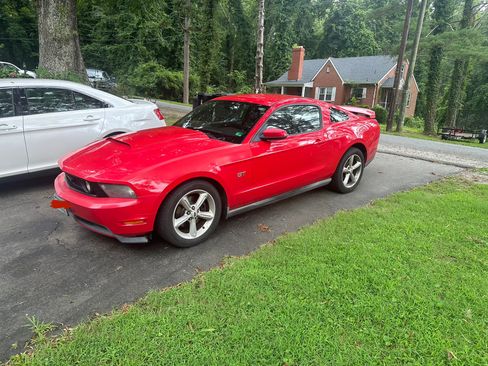 Used 2010 Ford Mustang GT image 1