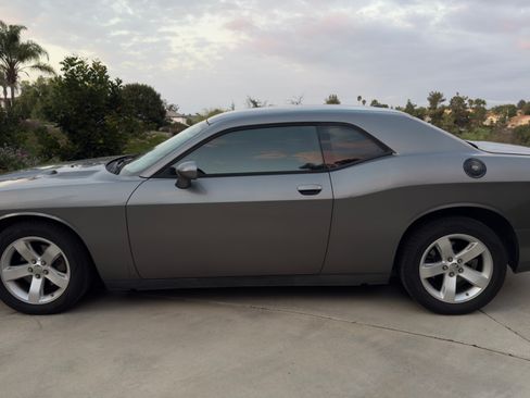 Used 2011 Dodge Challenger image 2