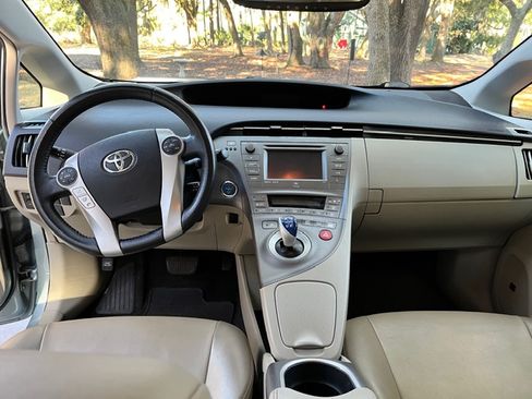 Used 2013 Toyota Prius Five image 11