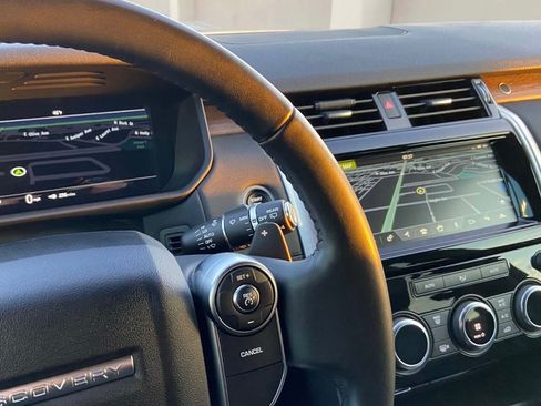 Used 2018 Land Rover Discovery HSE AWD/4WD image 8
