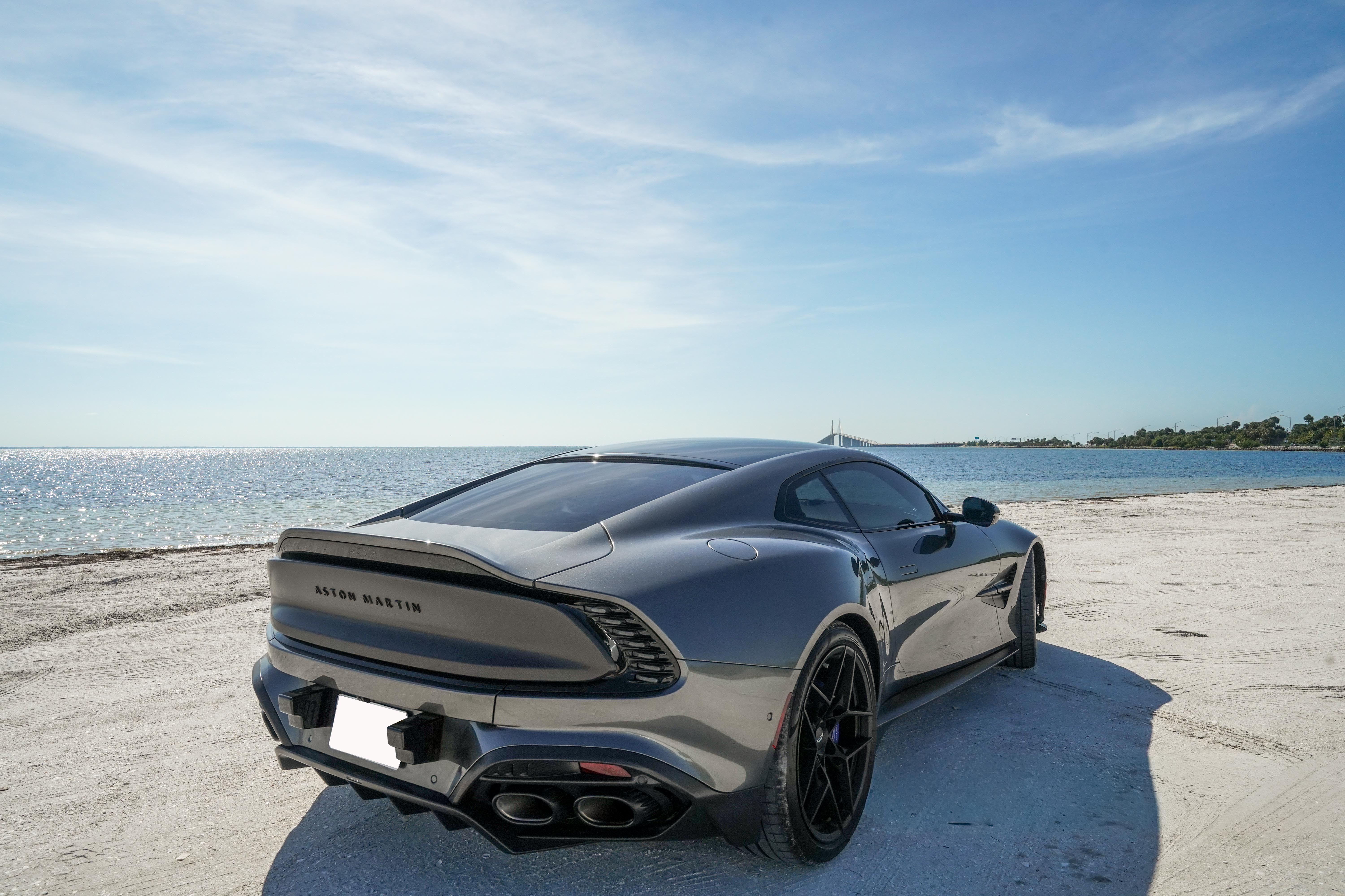 Used 2025 Aston Martin Vanquish RWD image 9