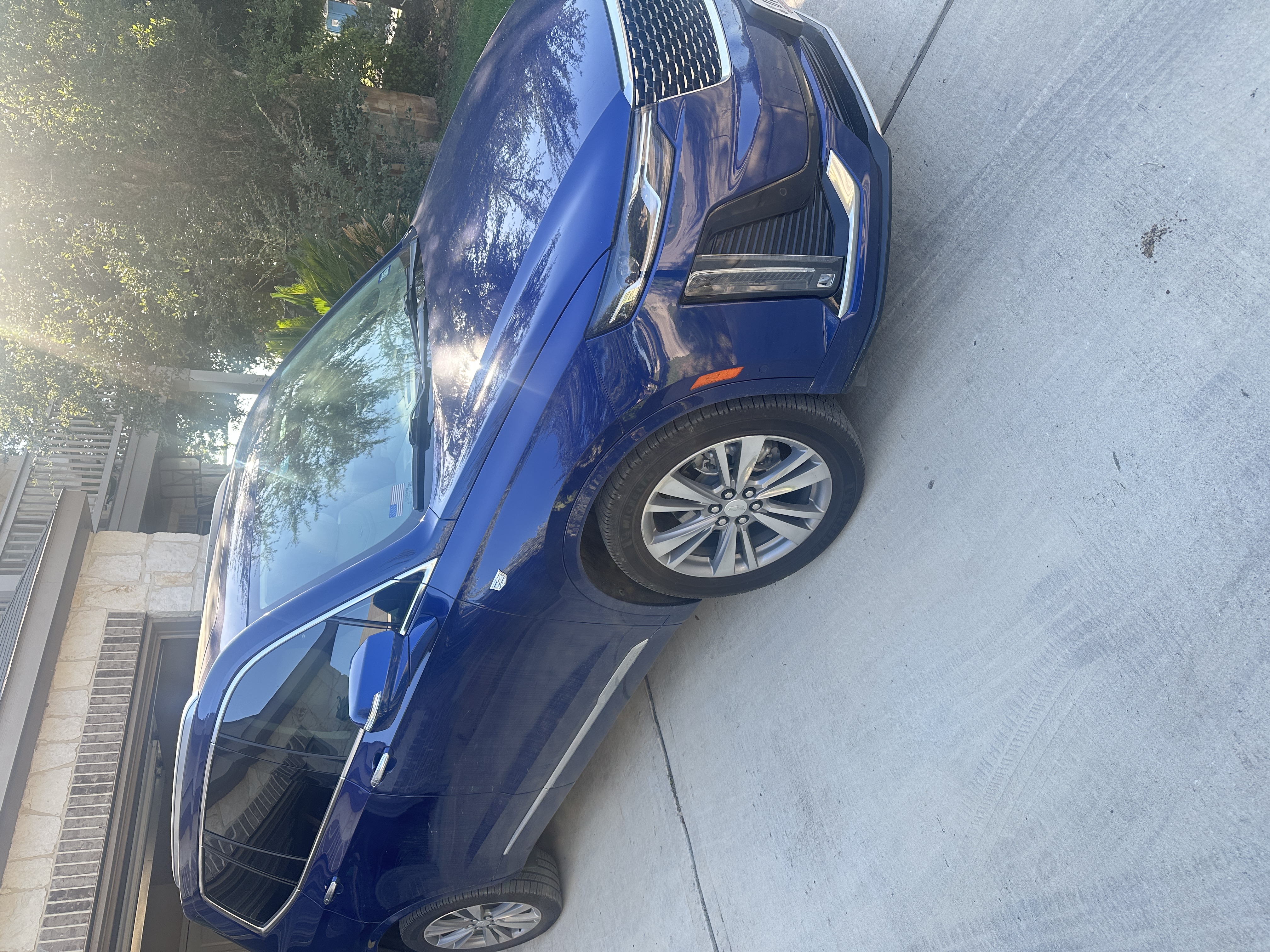 Used 2023 Cadillac XT6 Premium Luxury w/ Technology Package FWD image 1