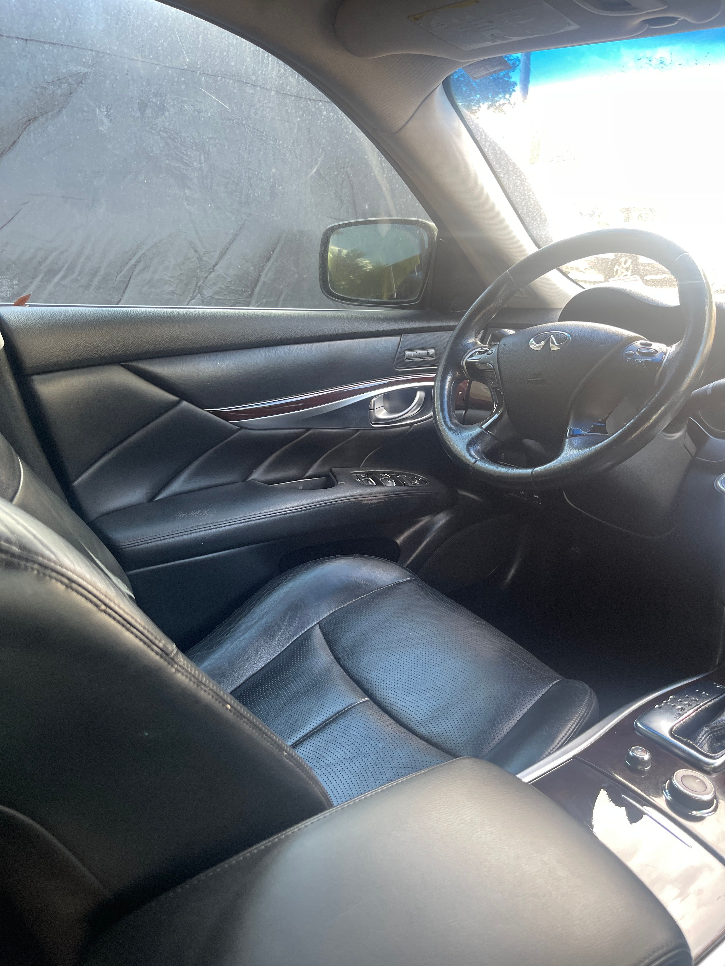 Used 2011 INFINITI M37 w/ Premium Pkg RWD image 2