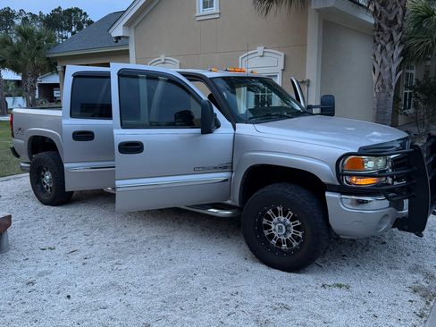 Used 2006 GMC Sierra 2500 SLT w/ Heavy-Duty Power Package AWD/4WD image 8