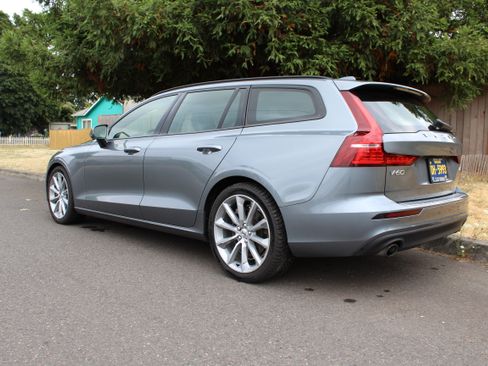 Used 2020 Volvo V60 T5 Momentum FWD image 5