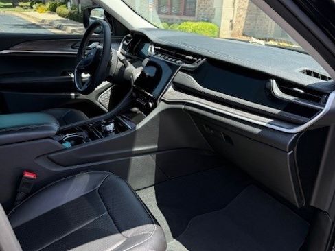 Used 2023 Jeep Grand Cherokee L Limited w/ Luxury Tech Group II image 11