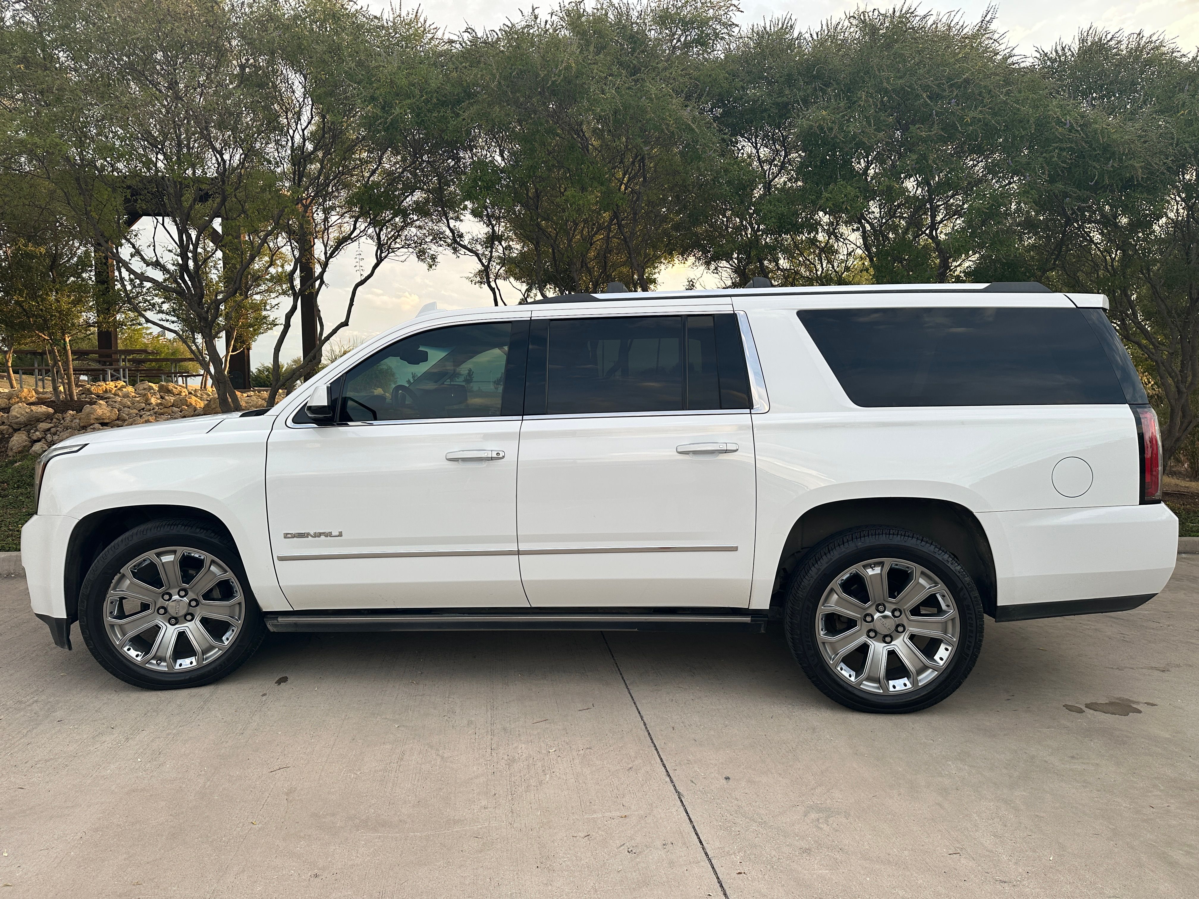 Used 2017 GMC Yukon XL Denali w/ Open Road Package AWD/4WD image 4