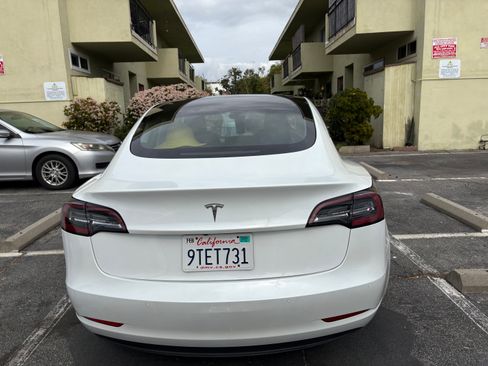 Used 2022 Tesla Model 3 Standard Range image 2