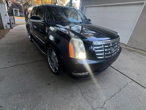 Used 2007 Cadillac Escalade ESV AWD w/ Information Package image 2