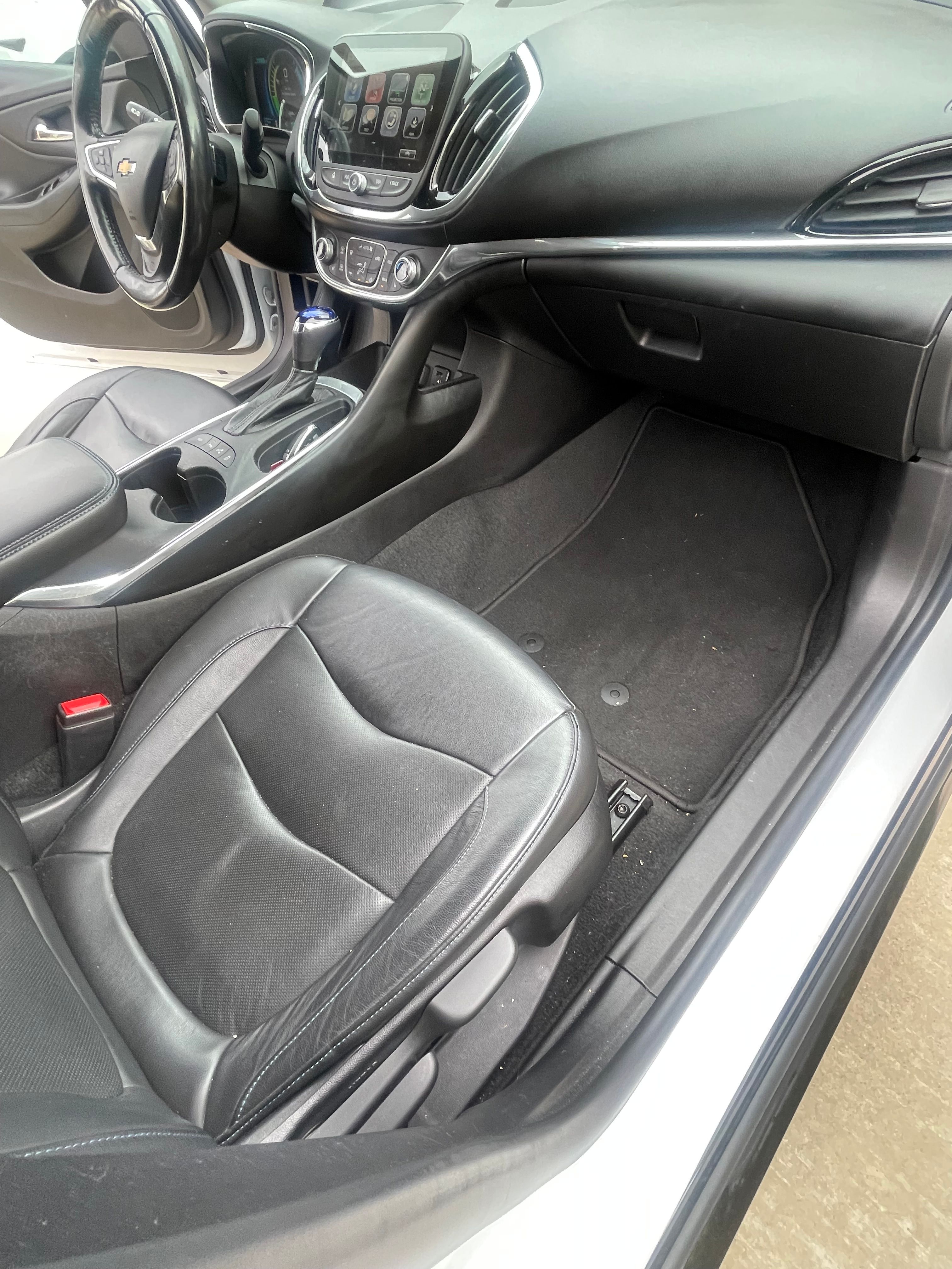 Used 2018 Chevrolet Volt Premier w/ Driver Confidence Package FWD image 17