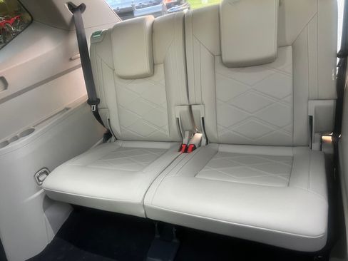 Used 2024 Volkswagen Atlas SE w/ Panoramic Sunroof Package image 10