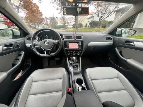 Used 2016 Volkswagen Jetta SEL Premium image 2
