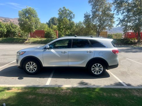 Used 2016 Kia Sorento LX w/ LX Convenience Package FWD image 4