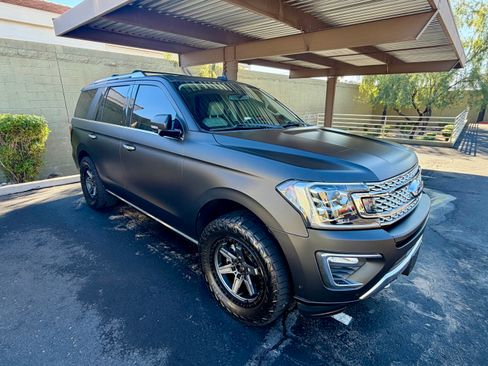 Used 2018 Ford Expedition Platinum image 2