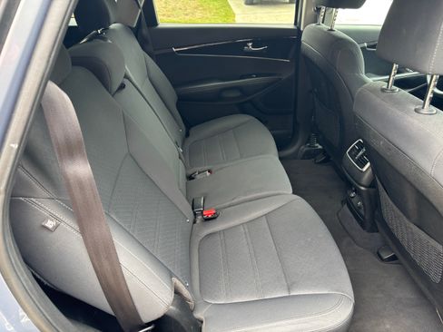 Used 2020 Kia Sorento LX image 11