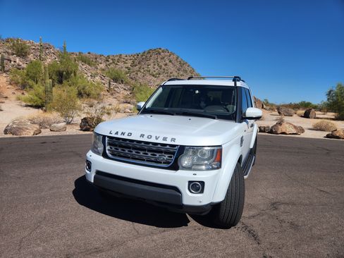 Used 2015 Land Rover LR4 HSE image 2