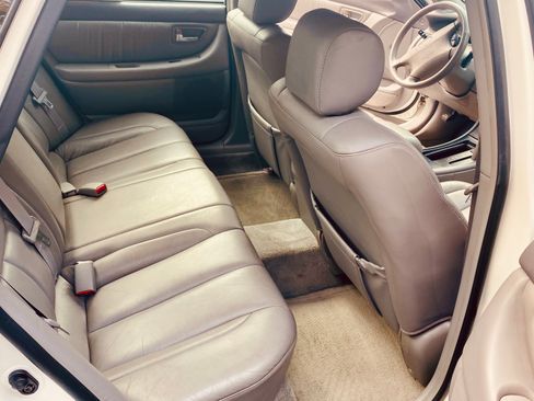 Used 2000 Toyota Avalon XL image 11