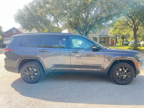 Used 2024 Jeep Grand Cherokee L Laredo RWD image 12