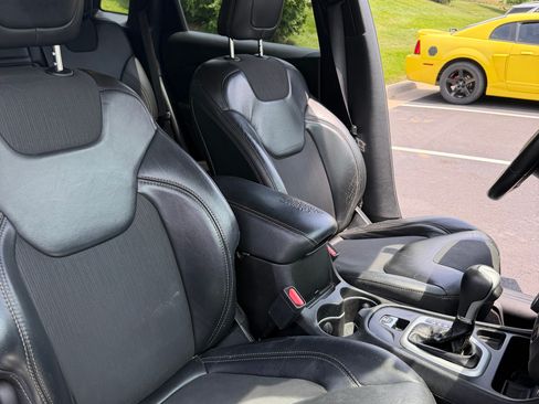 Used 2018 Jeep Cherokee Latitude Plus w/ Cold Weather Group FWD image 16