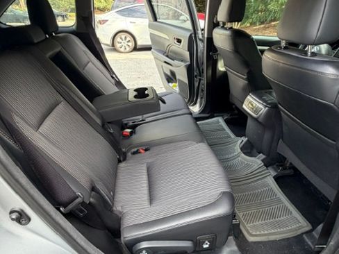 Used 2016 Toyota Highlander Plus FWD image 11
