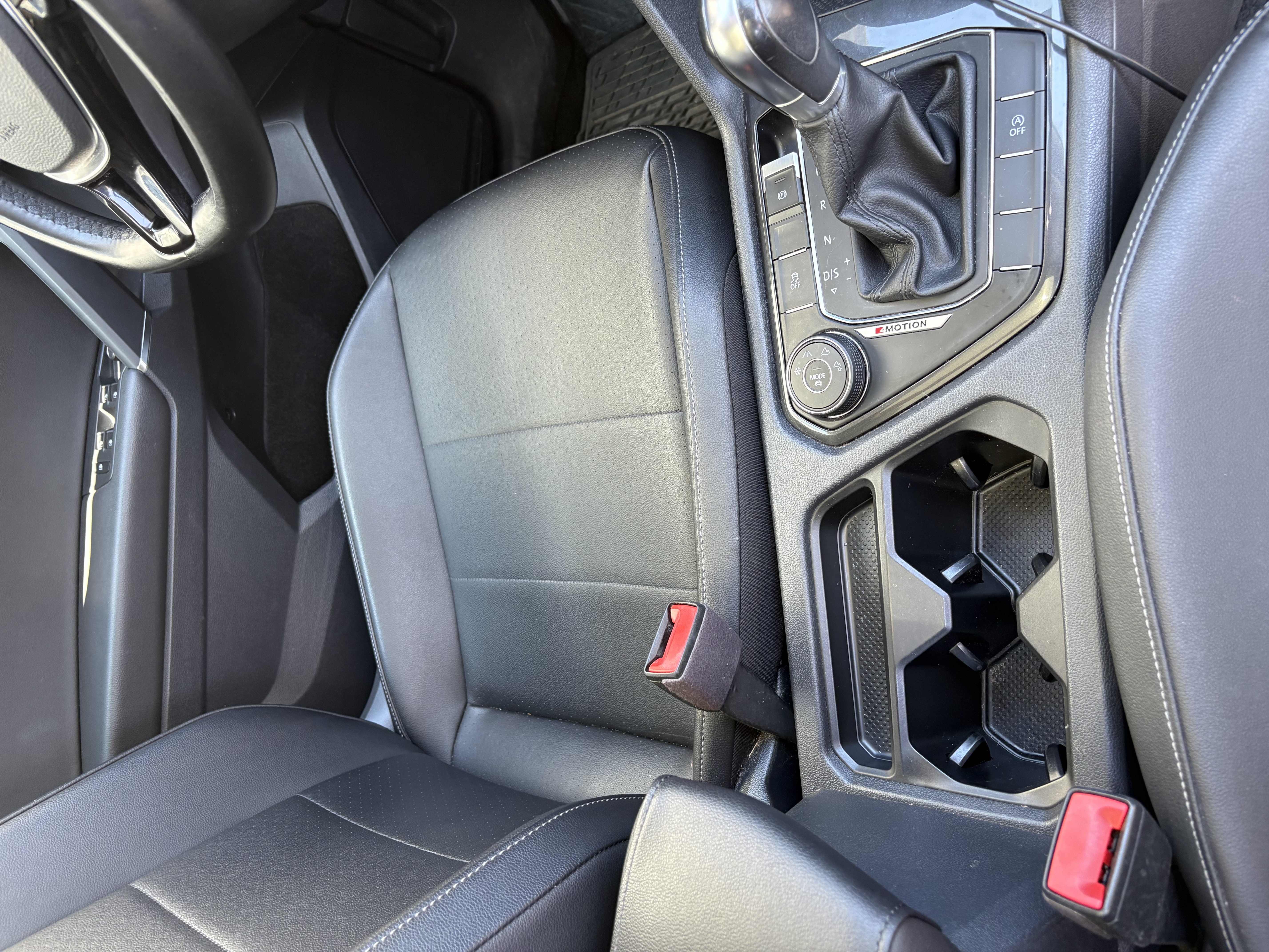 Used 2018 Volkswagen Tiguan SE w/ Panoramic Sunroof Package AWD/4WD image 19