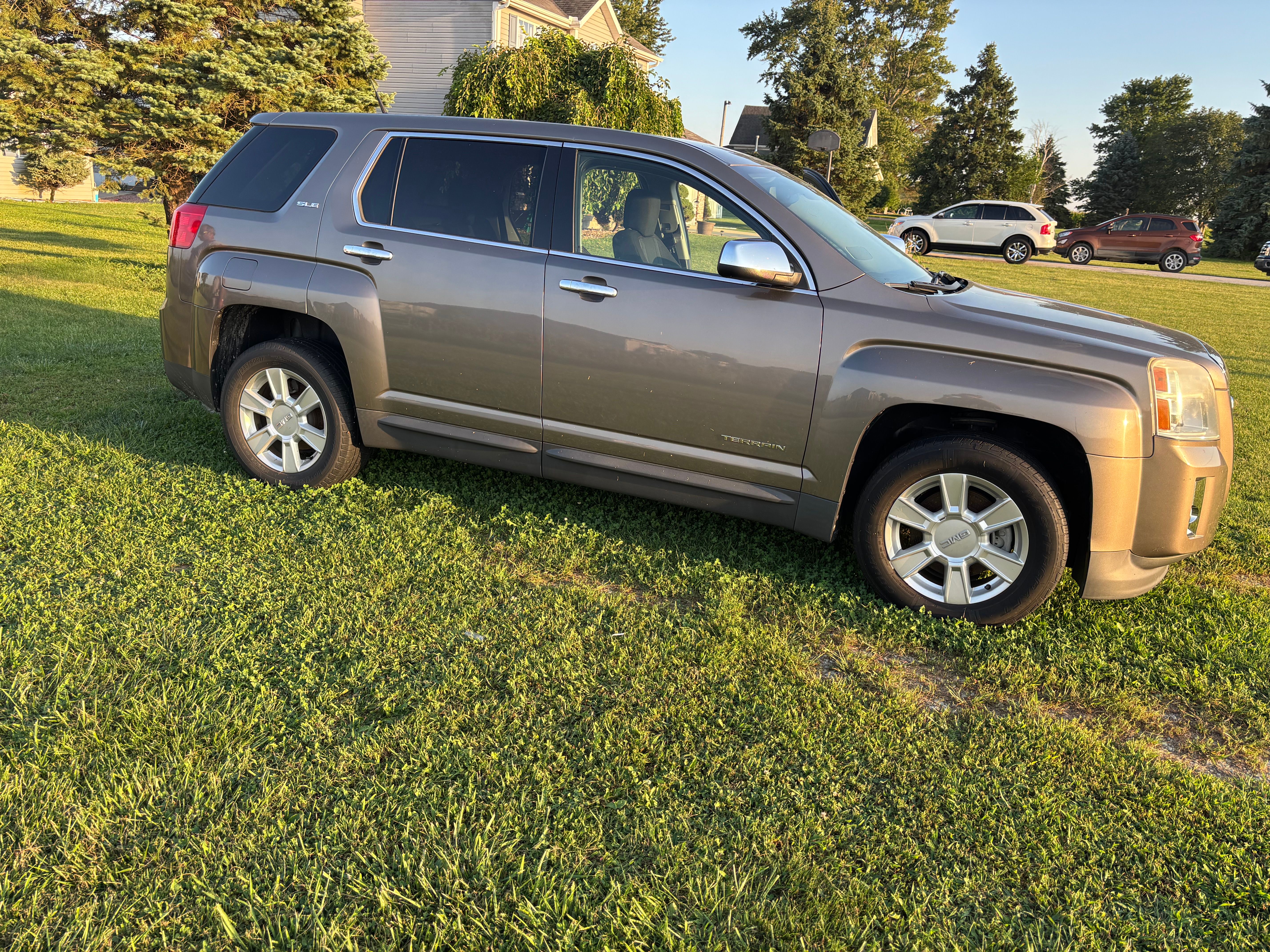 Used 2012 GMC Terrain SLE w/ LPO, Chrome Package FWD image 2