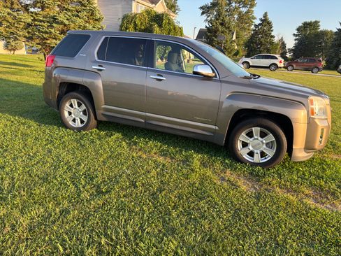 Used 2012 GMC Terrain SLE w/ LPO, Chrome Package FWD image 2