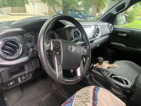 Used 2019 Toyota Tacoma TRD Sport w/ Technology Package image 11