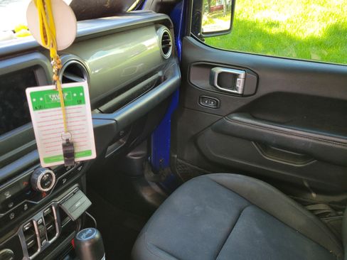 Used 2019 Jeep Wrangler Unlimited Sahara image 9