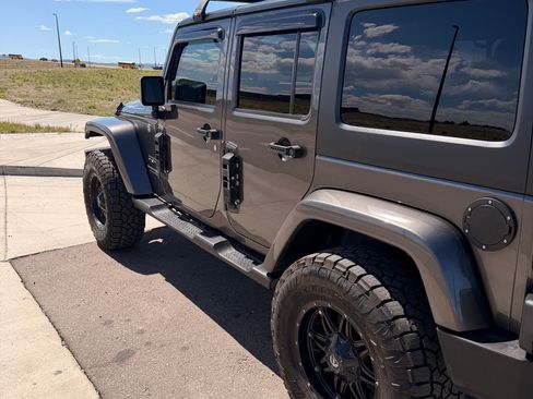 Used 2018 Jeep Wrangler Unlimited Sahara AWD/4WD image 4