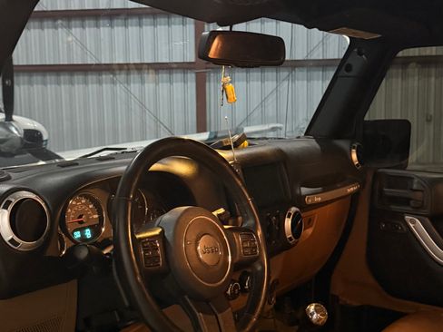 Used 2015 Jeep Wrangler Unlimited Sahara w/ Max Tow Package image 13