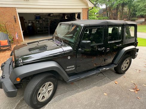 Used 2017 Jeep Wrangler Unlimited Sport w/ Connectivity Group AWD/4WD image 4