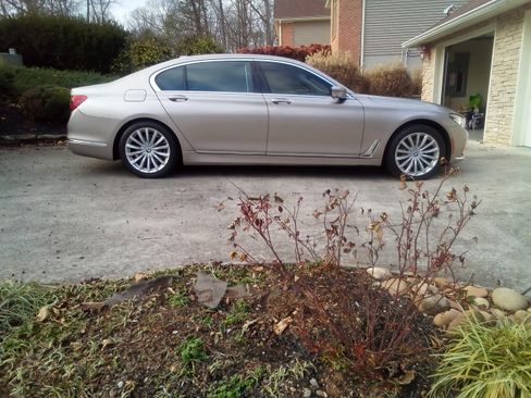 Used 2019 BMW 740i w/ Executive Package image 12