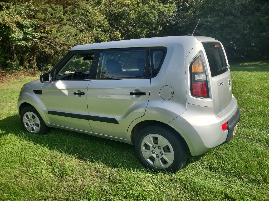 Used 2011 Kia Soul FWD image 2
