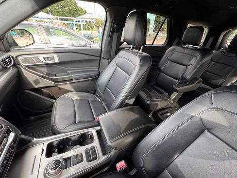 Used 2020 Ford Explorer XLT w/ Equipment Group 202A RWD image 11